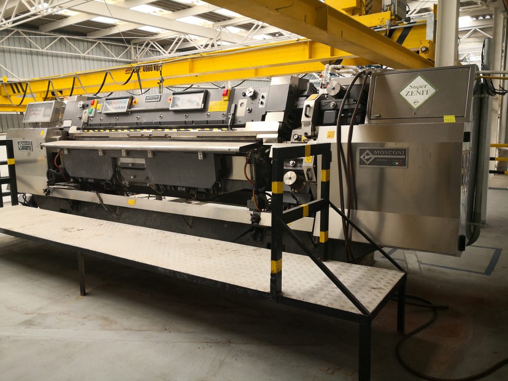 Equipo industrial de producción en planta