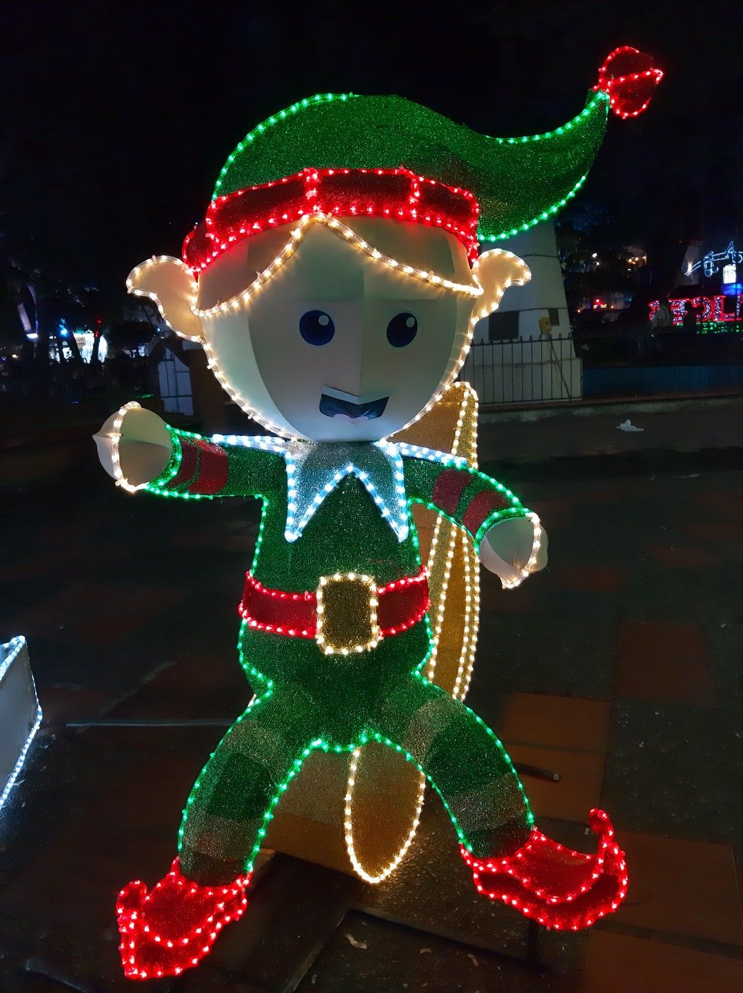 Duende Navideño Iluminado LED – Figura Decorativa para Exteriores 🎄✨ (copia)
