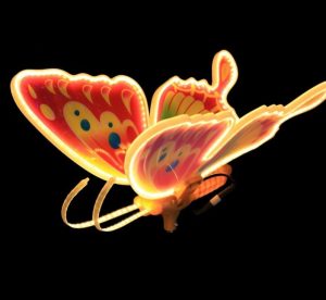 Mariposa 50cm Colores: blanco cálido azul hielo, suritido en diseño (Caja x 8 und)