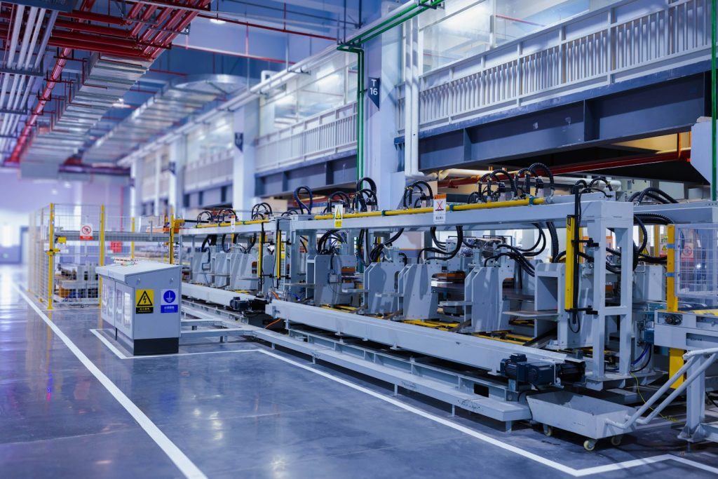 Planta industrial moderna con líneas de producción